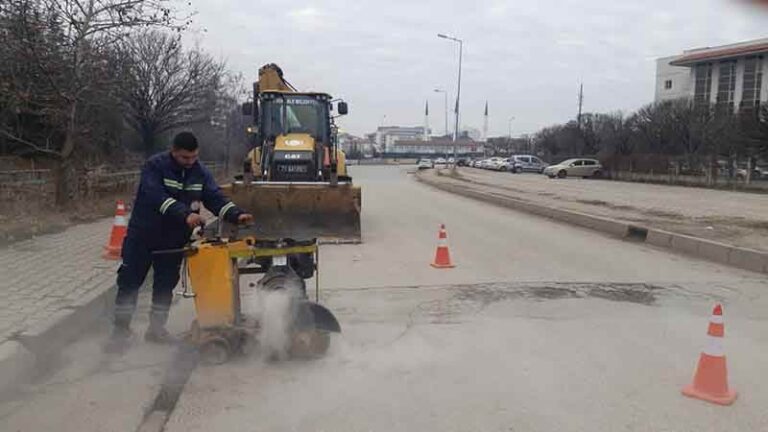 Belediye ekipleri altyapıyı güçlendiriyor