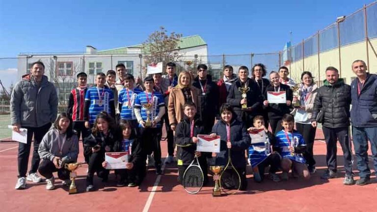Tenis şampiyonları ödüllendirildi