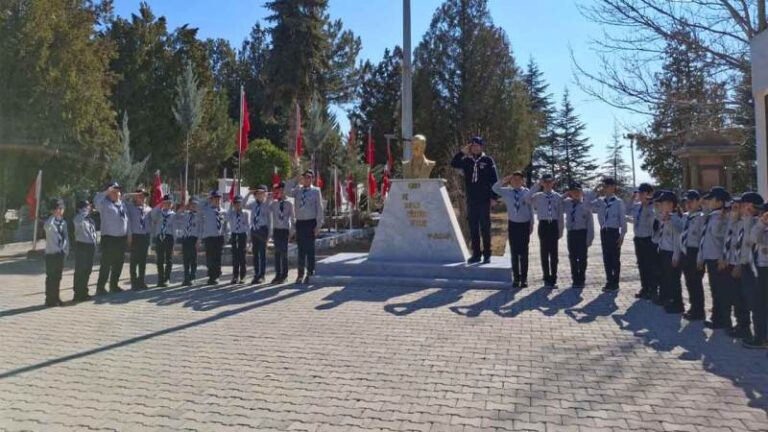 Yavru Kurt İzci Grubu, şehitleri ziyaret etti