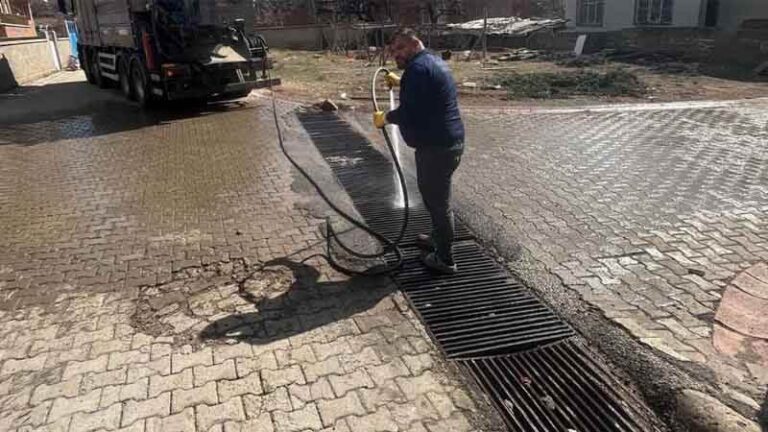 Tahliye kanalları temizleniyor