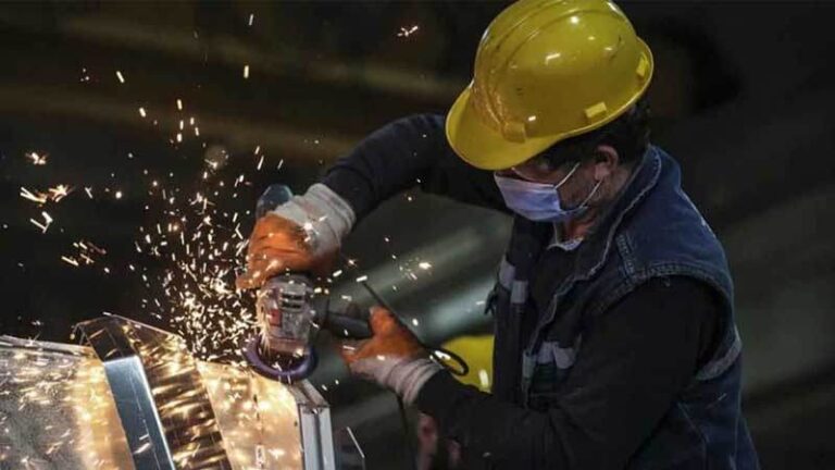 Sanayi üretimi yıllık %2,5 arttı