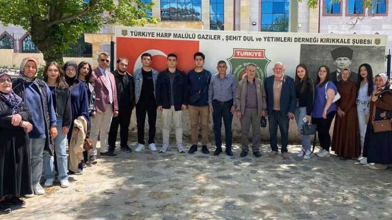 Şehit aileleri ve üniversiteliler tespih yaptı