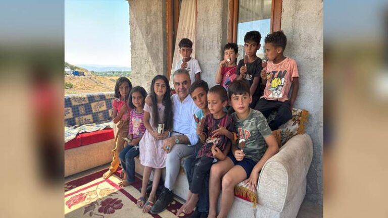 Çetiner’den çocuklara dondurma ikramı