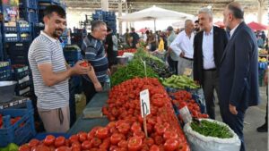 Vali Makas’tan Pazar esnafına ziyaret