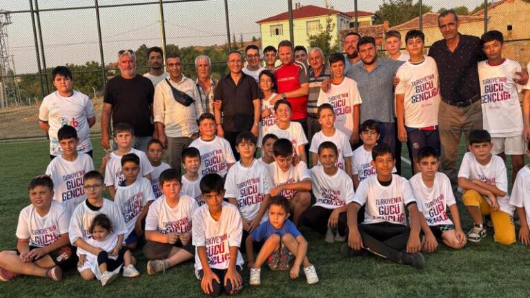 Aşağımahmutlar’da gençler halı sahada buluştu