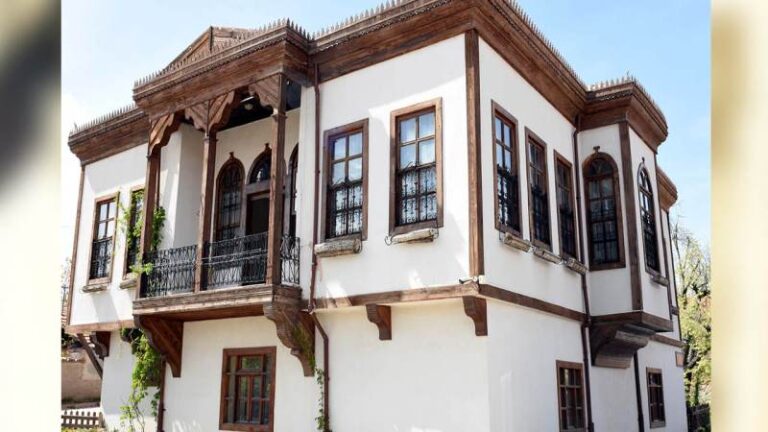 Pehlivanlı’nın eserleri, doğduğu evde sergileniyor