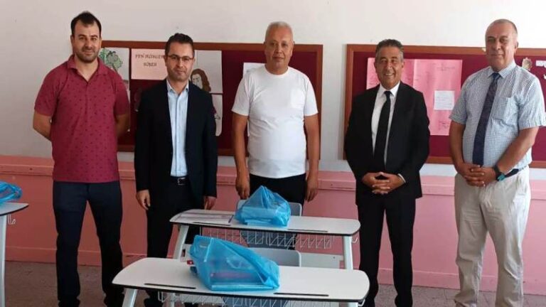 Kitaplar sıralarda, öğrenciler için her şey hazır