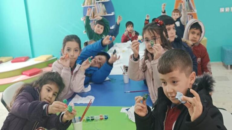 Kaymakam Uzunyol, çocuklarla birlikte boyama yaptı
