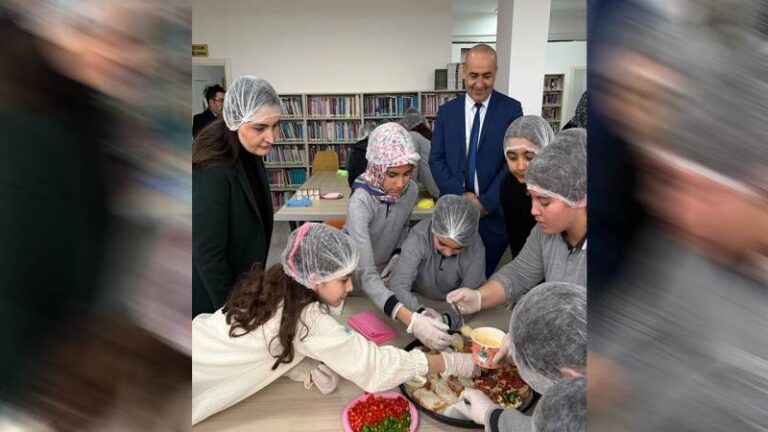 Çocuklardan bayat ekmek farkındalığı: Bayat ekmeklerden pizza yaptılar