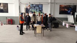 CNC ustaları mesleki belge için ter döktü