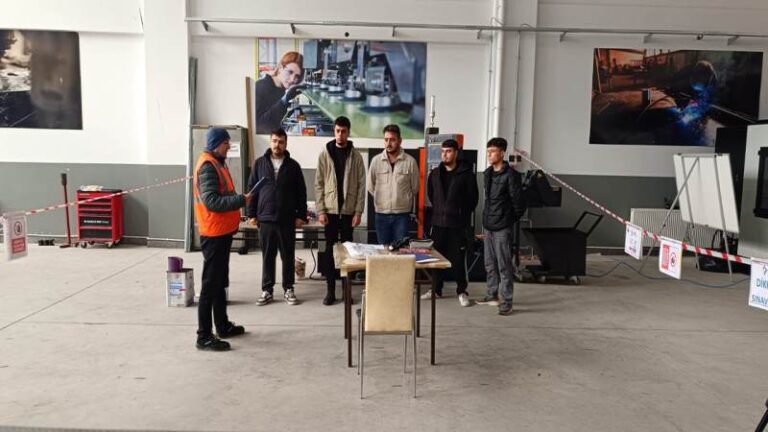 CNC ustaları mesleki belge için ter döktü