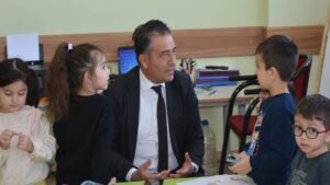 Minikler dersi Milli Eğitim Müdüründen dinledi