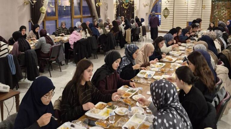 İl Müftülüğü, gençleri aynı sofrada buluşturuyor