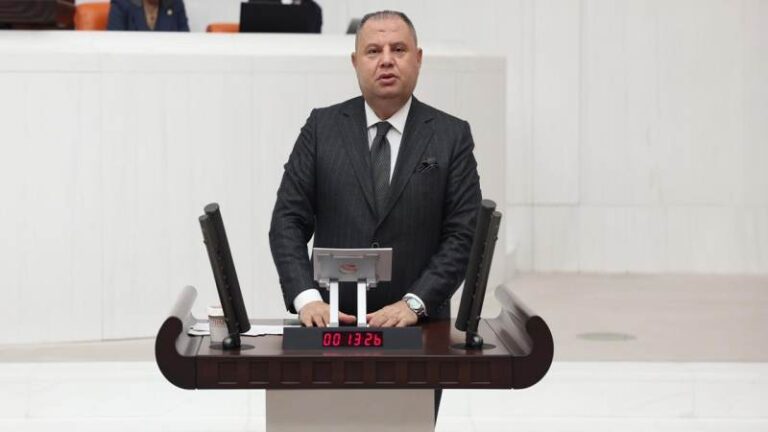 Milletvekili Halil Öztürk’ten öğrencilere 250 adet bilgisayar hediyesi