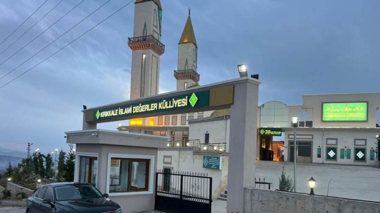 İslami Değerler Külliyesi’nden Geçmişlere Vefa Programı